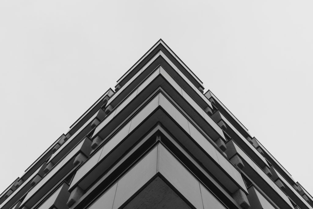 Abstrakte Architektur mit klaren Kanten und Linien als Symbol für Ordnung, Struktur und institutionelle Verantwortung.