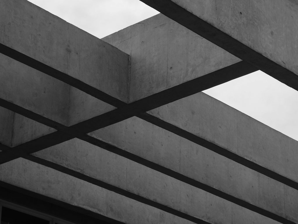 Abstrakte Betonarchitektur als Symbol für strukturelle Stabilität und Systemlogik in Hotelprojekten
