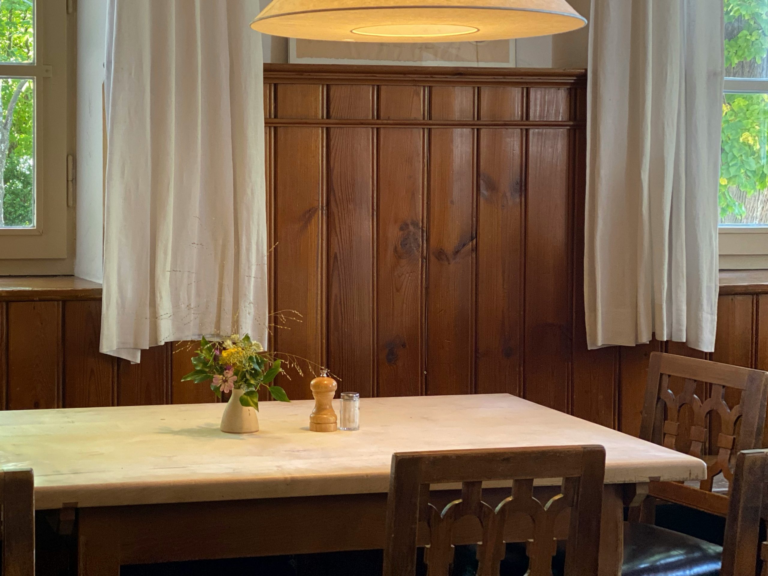Leerer Holztisch in einem fränkischen Wirtshaus mit Fensterlicht