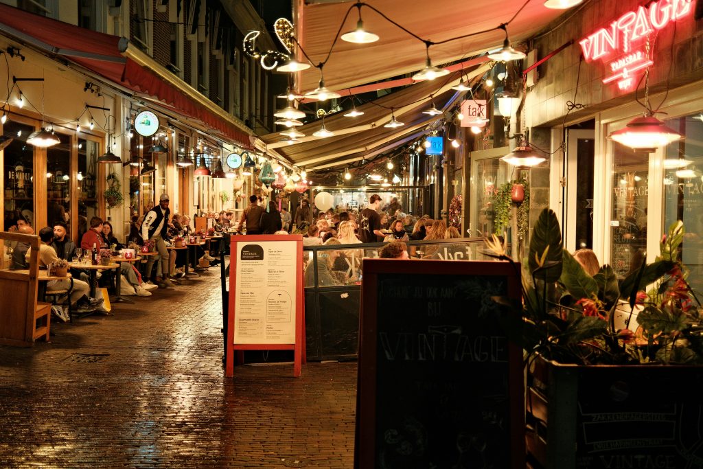 Belebte Gastronomie und Restaurants am Abend als Beispiel für funktionierende Abendökonomie.