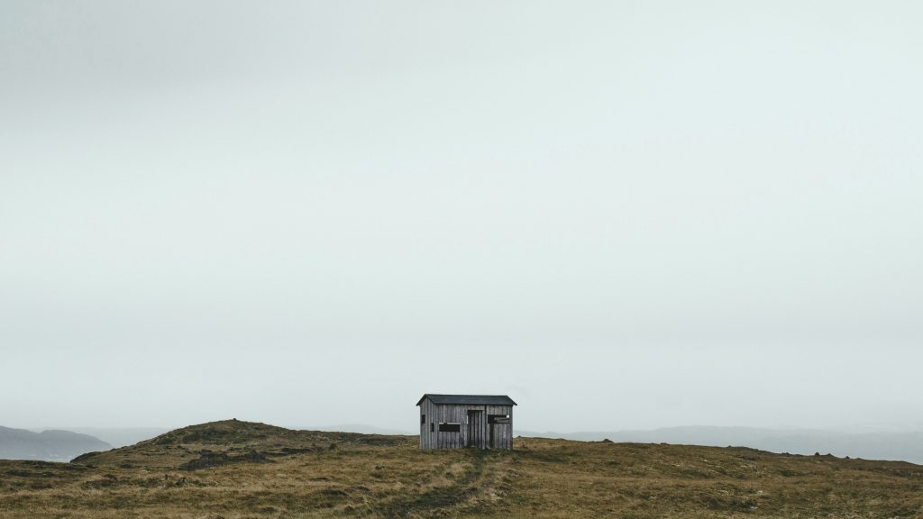 Isolierte Hütte in weiter Landschaft als visuelles Beispiel für ein Signature Produkt als strukturellen Anker