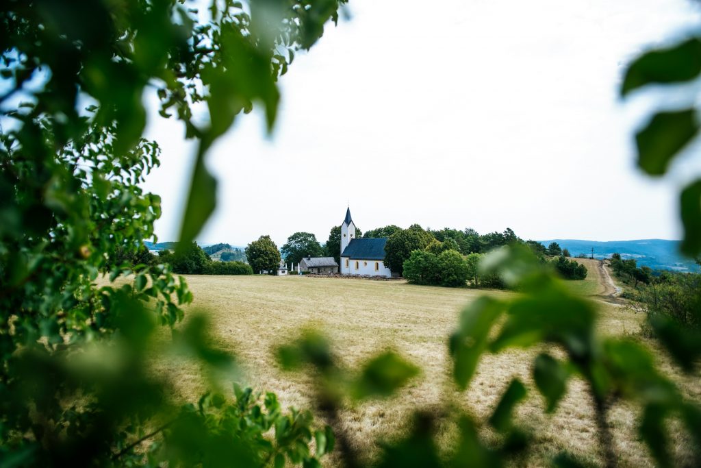 Adelgundiskapelle auf dem Staffelberg inmitten der Landschaft des Obermains