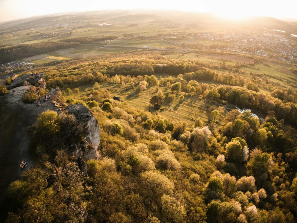 Blick vom Staffelberg über die Landschaft des Obermains mit Kalkfelsen, Wäldern, Feldern und dem weiten Maintal