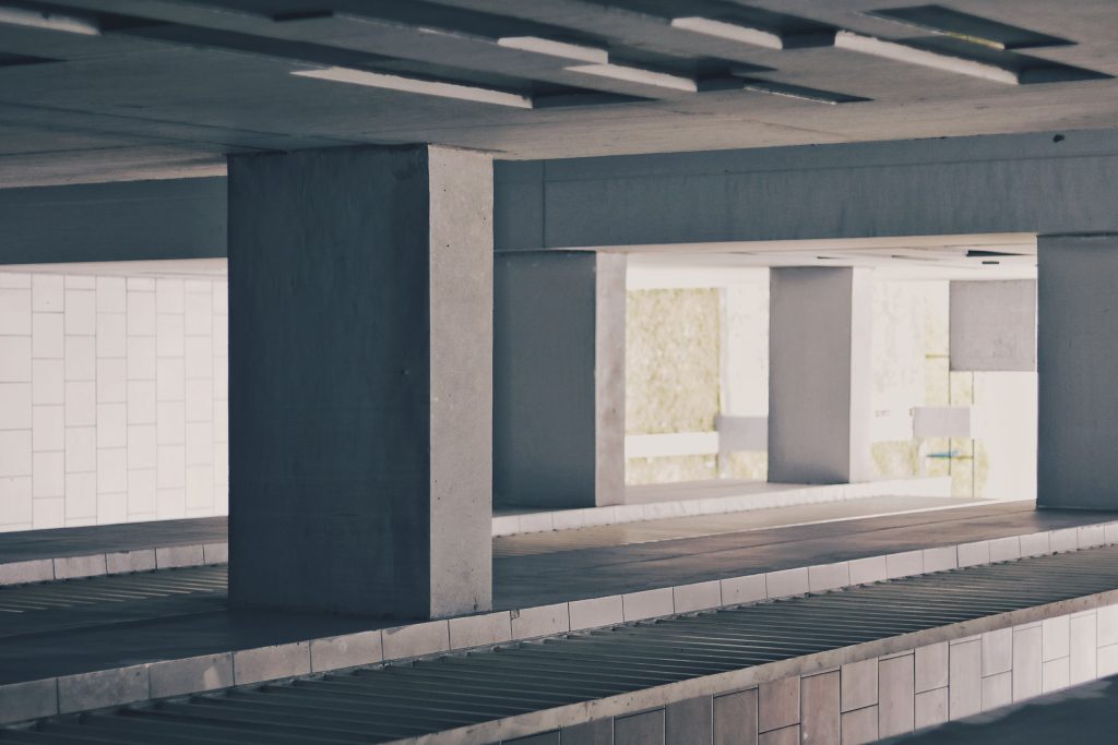 Tragende Betonstützen als Symbol für wirtschaftlich tragfähige Projektstrukturen.