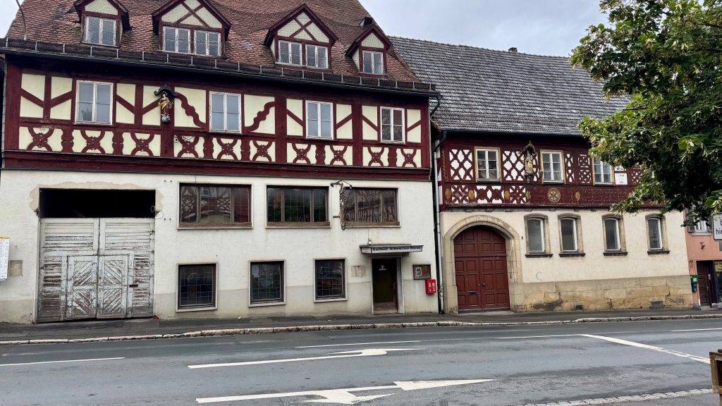 Headerbild eines historischen Gebäudes in Bad Staffelstein mit Entwicklungspotenzial für Hotel, Biererlebniswelt und Genussmarkt.