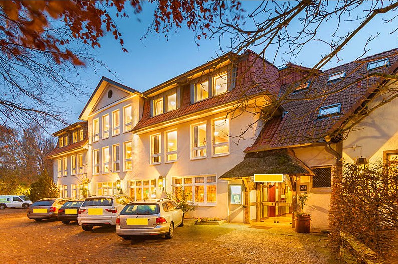 Headerbild eines Hotels mit Restaurant in Ostwestfalen Lippe mit 34 Zimmern und laufendem Hotelbetrieb.