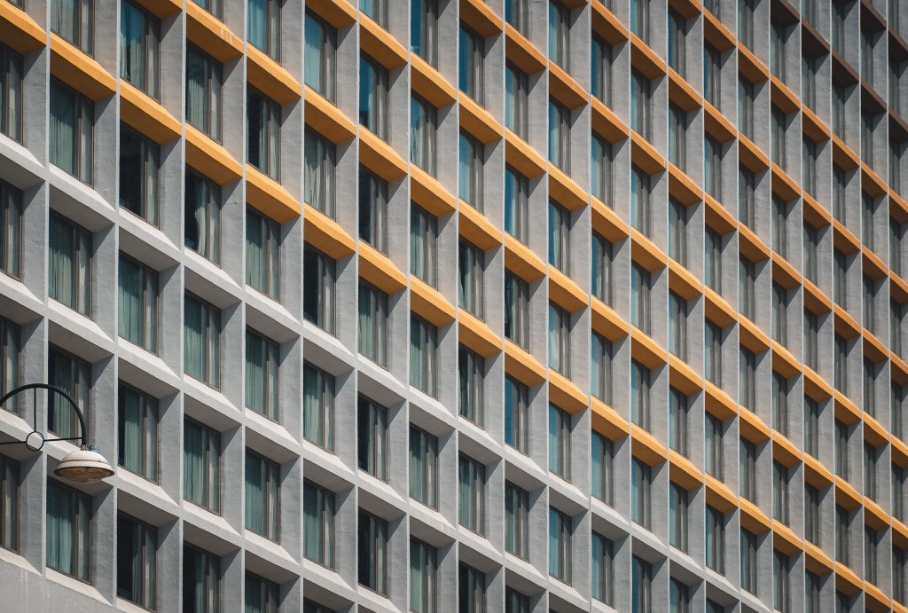 Moderne Hotelfassade mit klarer Architektur als Symbol für die strukturierte Prüfung von Hotelprojekten durch Investoren.