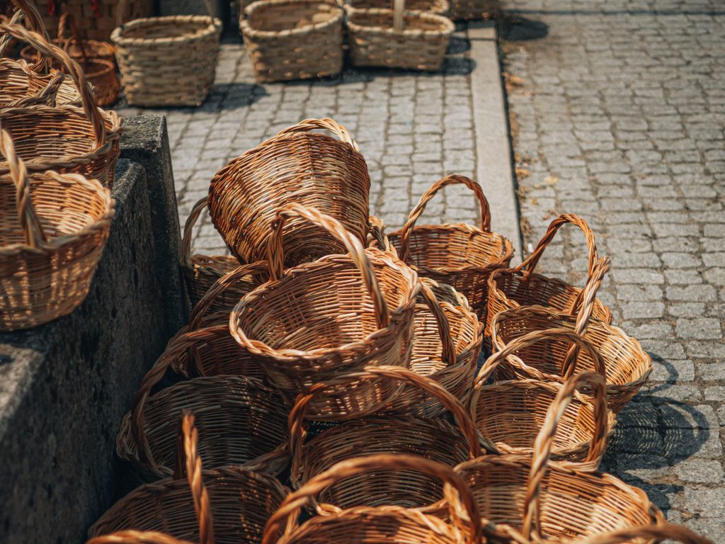 Geflochtene Körbe als Symbol für den Korbmarkt und die Flechtkultur in Lichtenfels