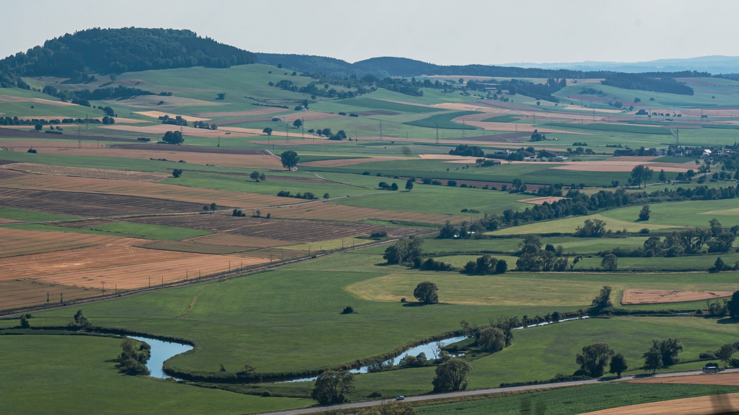 Blick über das vom Main geprägte Flusstal am Obermain mit Feldern, Wiesen und sanften Hügeln