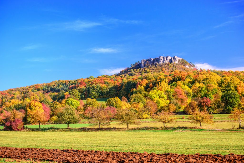 Herbstlandschaft am Obermain mit Felsen, buntem Wald, Obstbäumen und offenen Wiesen