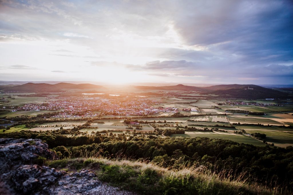 Blick über die Landschaft des Obermains mit Feldern, Ortschaften und bewaldeten Höhen