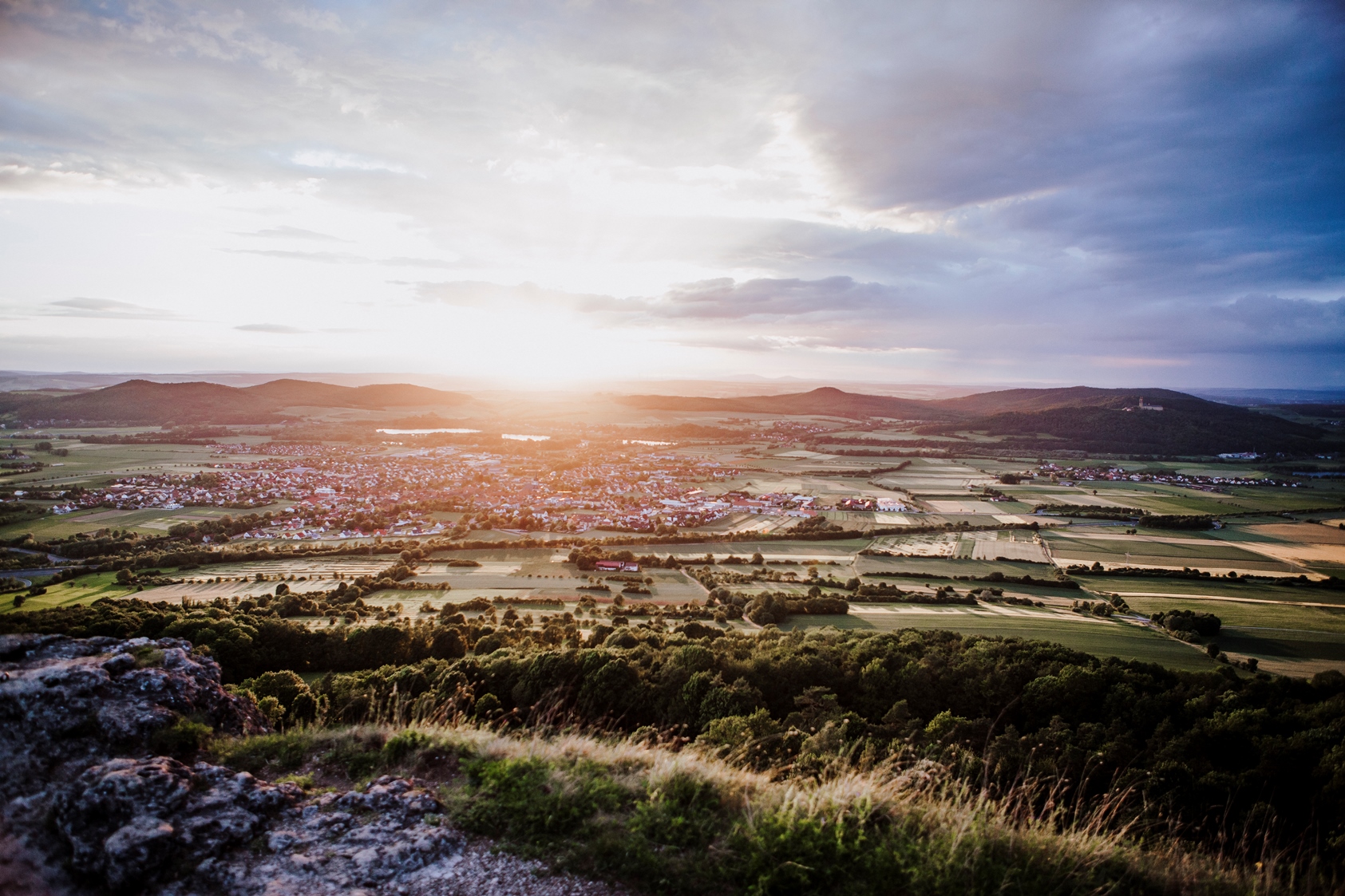 Blick über die Landschaft des Obermains mit Feldern, Ortschaften und bewaldeten Höhen